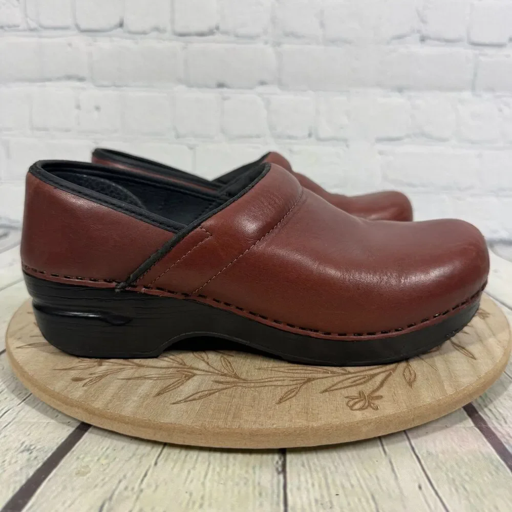 Lands End Clogs Women’s Size 8 US Red Oil Leather Nurse Slip On Shoes